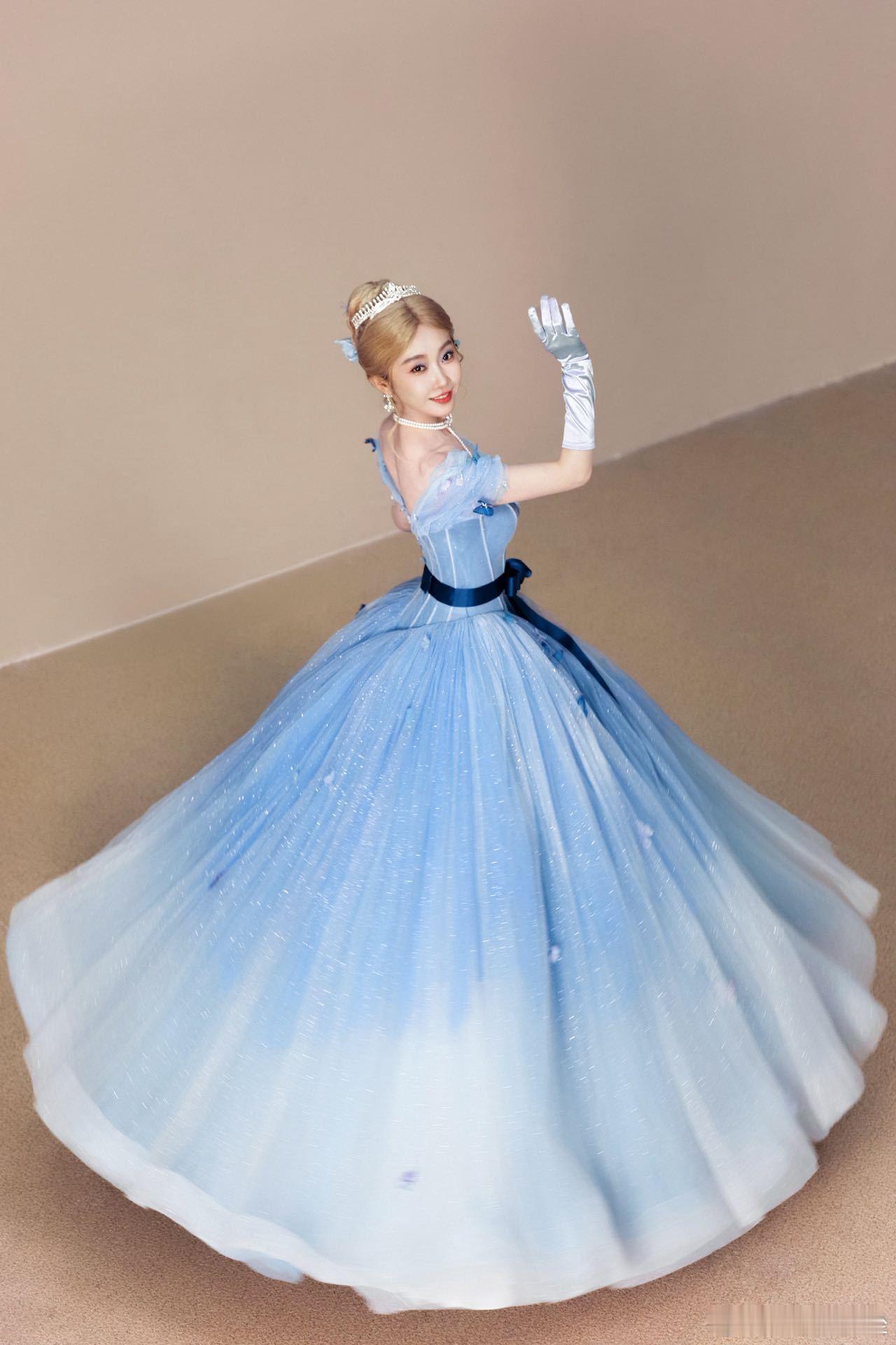 宣璐在逃灰姑娘具像化宣璐跳舞也太绝了吧，完全就是在逃灰姑娘具象化！裙摆闪着光，像