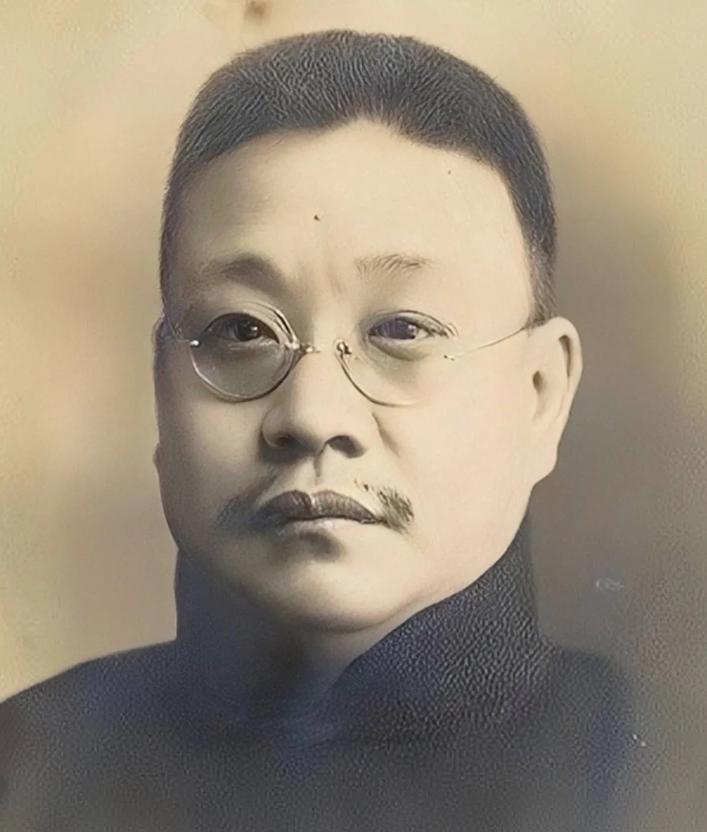 1917年，谭延闿的母亲去世，但出殡时族人却死活不让棺椁走正门。谭延闿好话说尽，