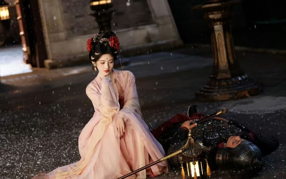 月鳞绮纪傀儡舞封神鞠婧祎红衣狐妖傀儡舞直击人心，身姿灵动似被丝线牵引，魅惑与破碎