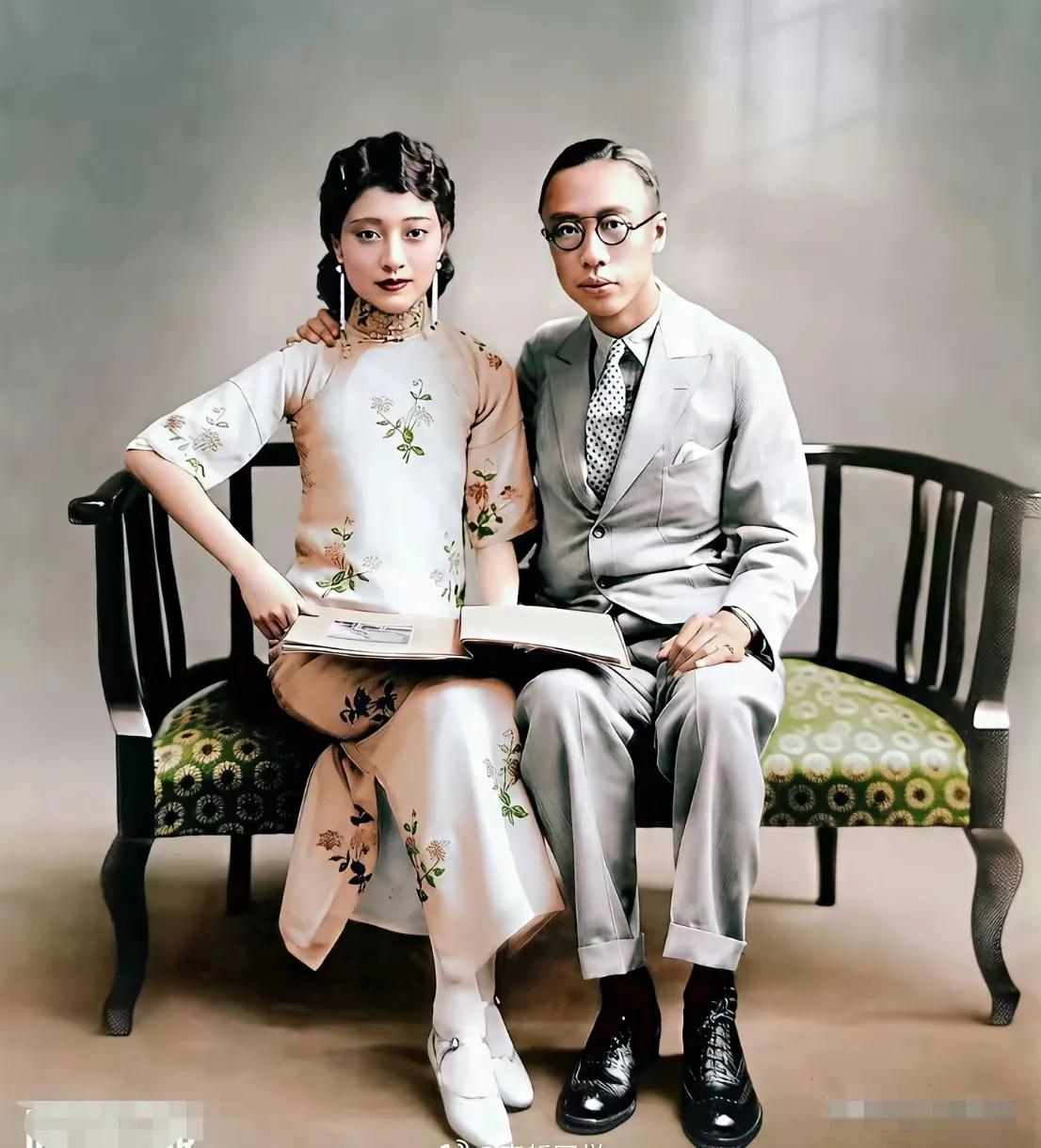 这是当年末代皇帝溥仪和婉容的照片，图片中看溥仪西装革履，在服装上已经完全接受了“
