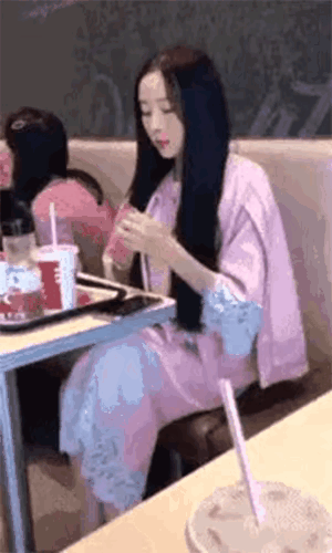 平时的樱桃小嘴，关键时刻美女嘴巴大到你不敢想象。