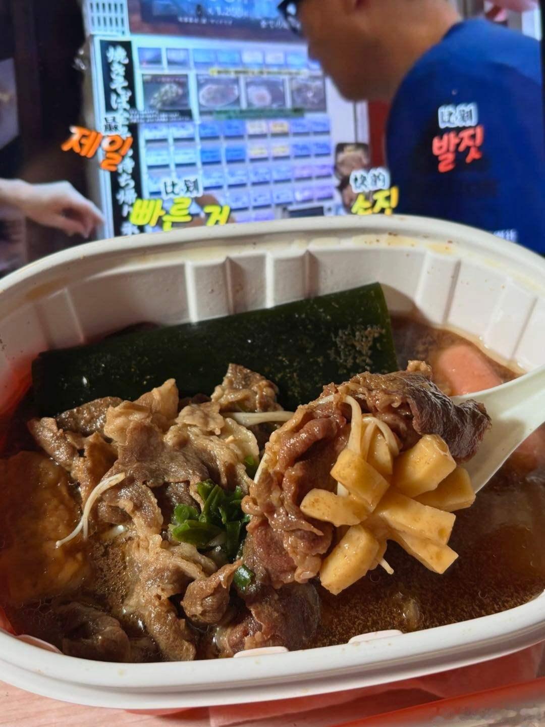 北京牛new排队 疯狂牛New创下千万人次排队的超高热度，寿喜烧甜香混着牛肉油脂