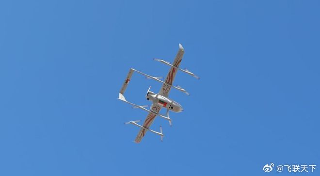 随着阿曼苏丹国交通、通讯和信息技术大臣赛义德·马瓦利将起飞倒计时按钮轻轻按下，载