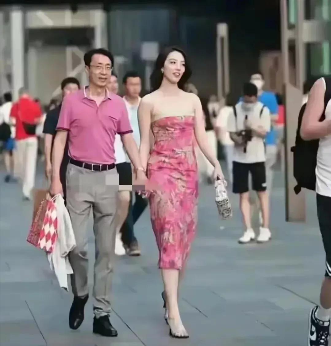 大庭广众之下公然十指相扣炸街秀恩爱，确实有点怀疑胡总和董小姐的智商了，不知道网络