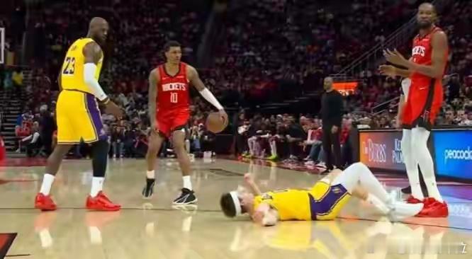 NBA常规赛焦点战“火湖大战”上演，火箭队主场迎战状态正佳的湖人队。此役卡佩拉在