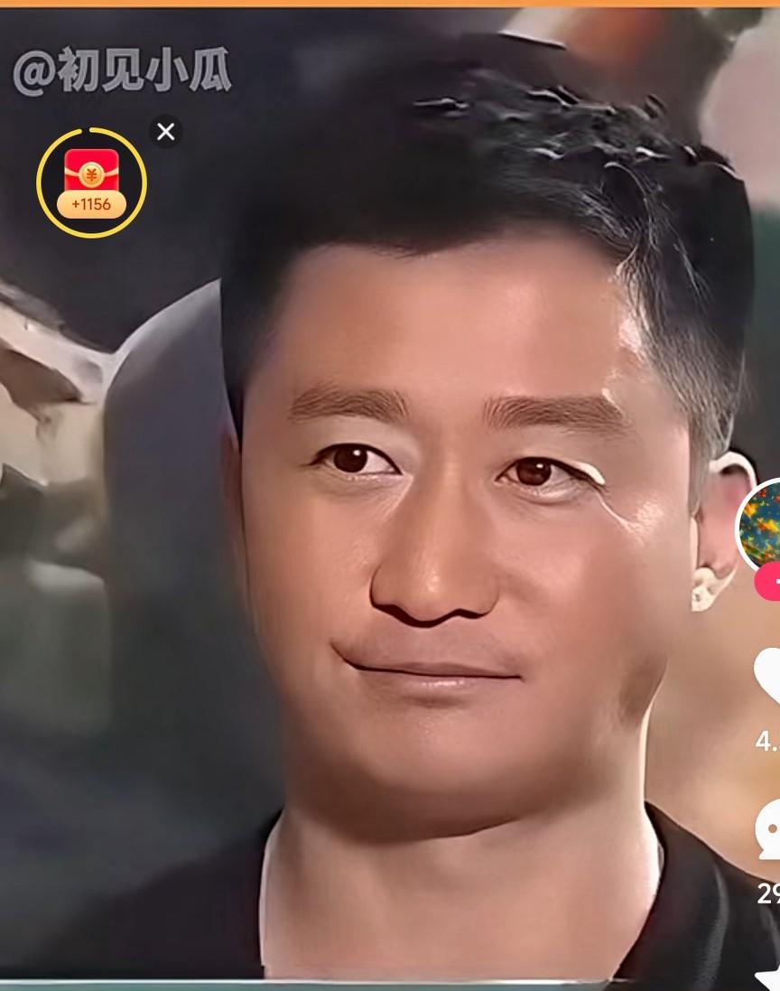 吴京不知从什么时候开始口碑反转了
最近网上都是恶搞吴京的视频和照片
流传最多的是