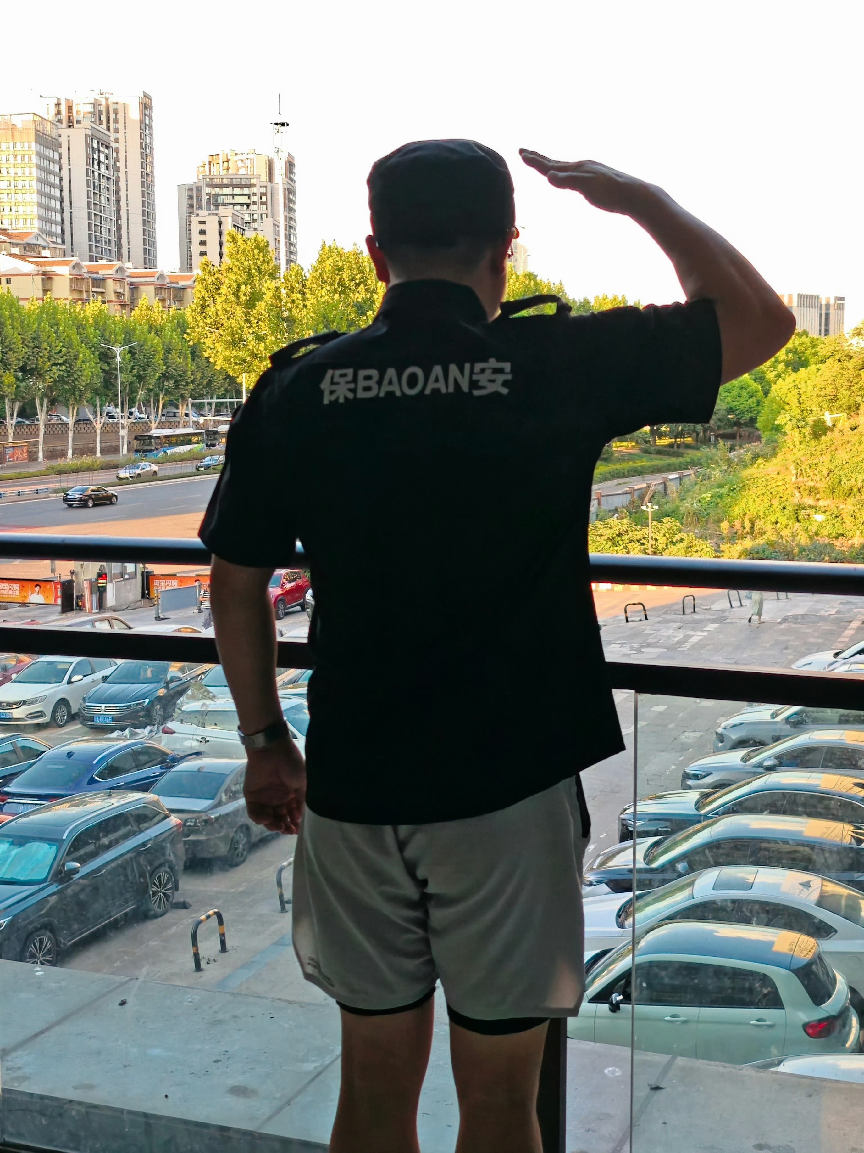 很硬的兄弟们早早早、这背影当保安还可以吧？