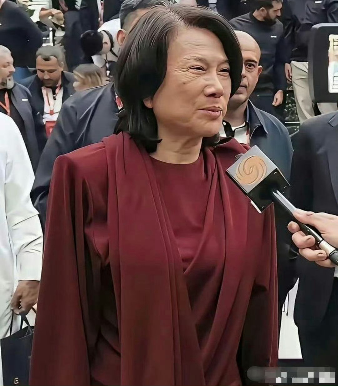 董明珠卸了美颜，真实模样曝光，70 多岁这状态，你觉得咋样？ 