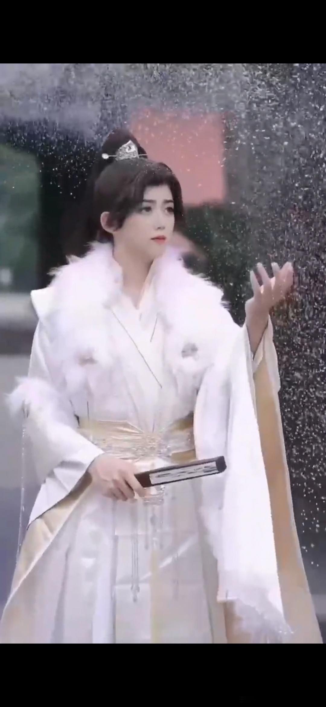 #情感# 七绝·咏梅冰玉精神霜雪干，岁寒标格自高闲。东皇有意怜疏影，特为孤芳破万