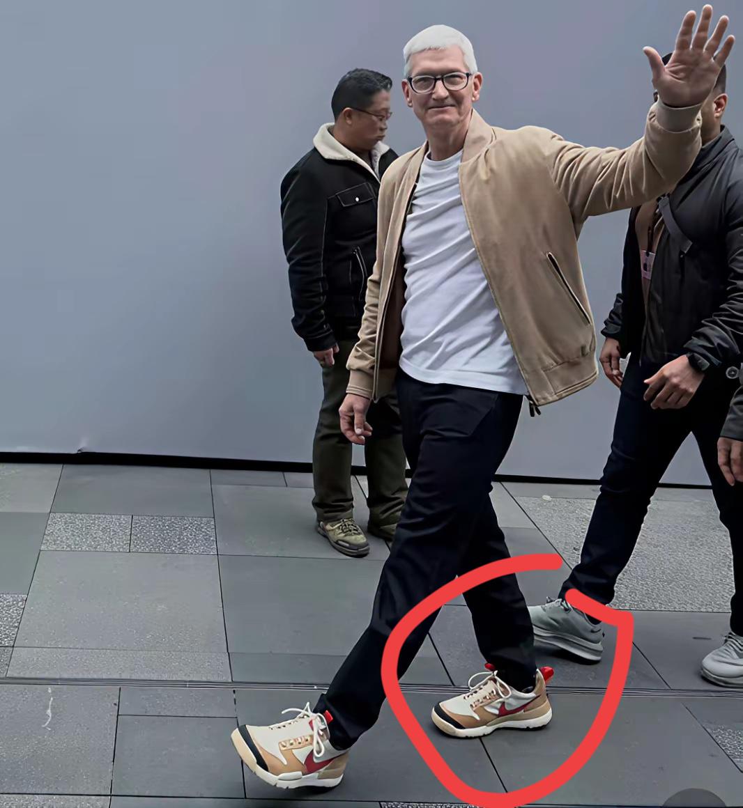 苹果老板库克穿的鞋子是什么牌子的？应该挺贵吧