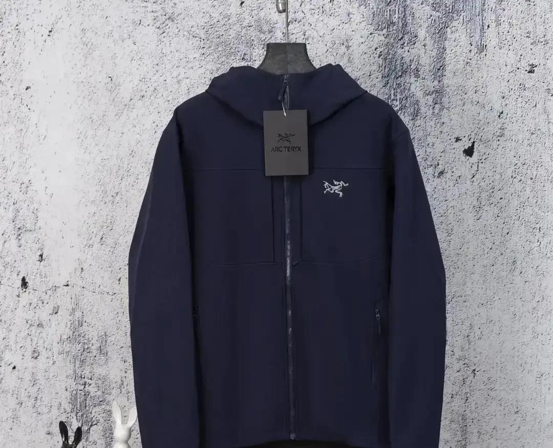 深蓝外套断货72小时
 
昨天跑断腿才抢到，柜台只剩样衣。导购说欧洲货正在飞，两