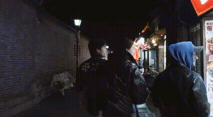 奥斯卡男主获得者甜茶到中国，给家人买的的第一件礼品居然是孙颖莎的海报。
原因无他