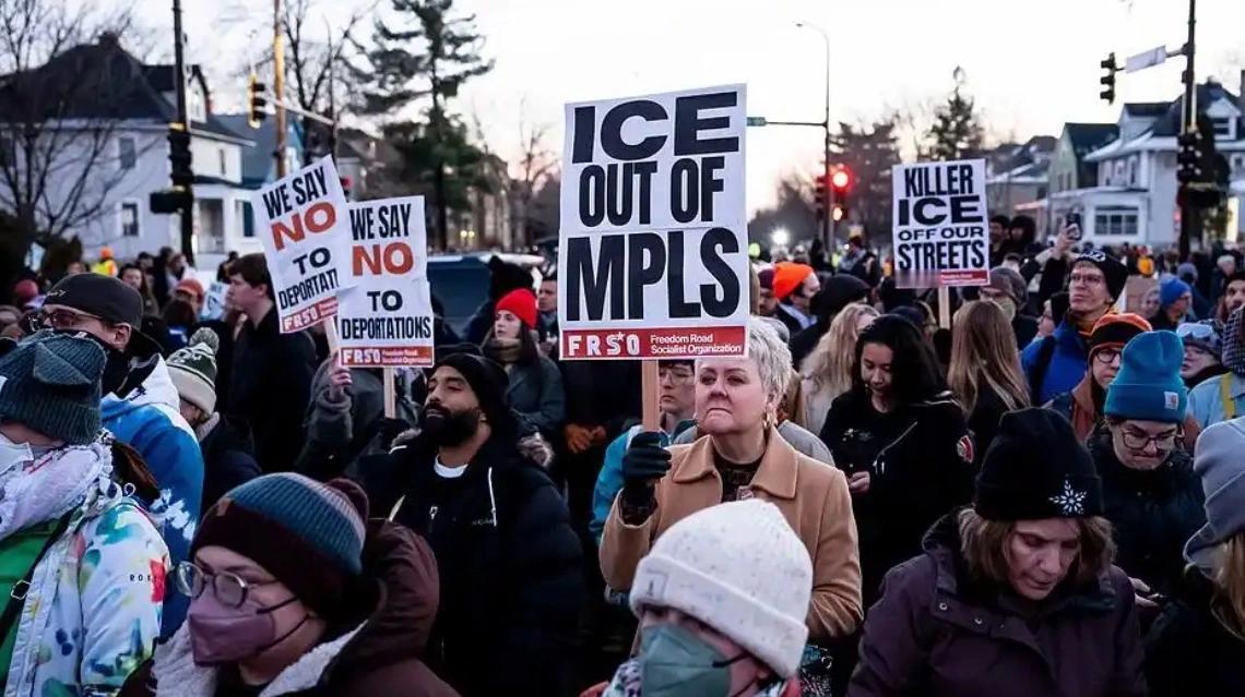 美国街头上周炸开锅！警察清场时子弹击中一名抗议女子，这事像块巨石砸进湖里，抗议浪