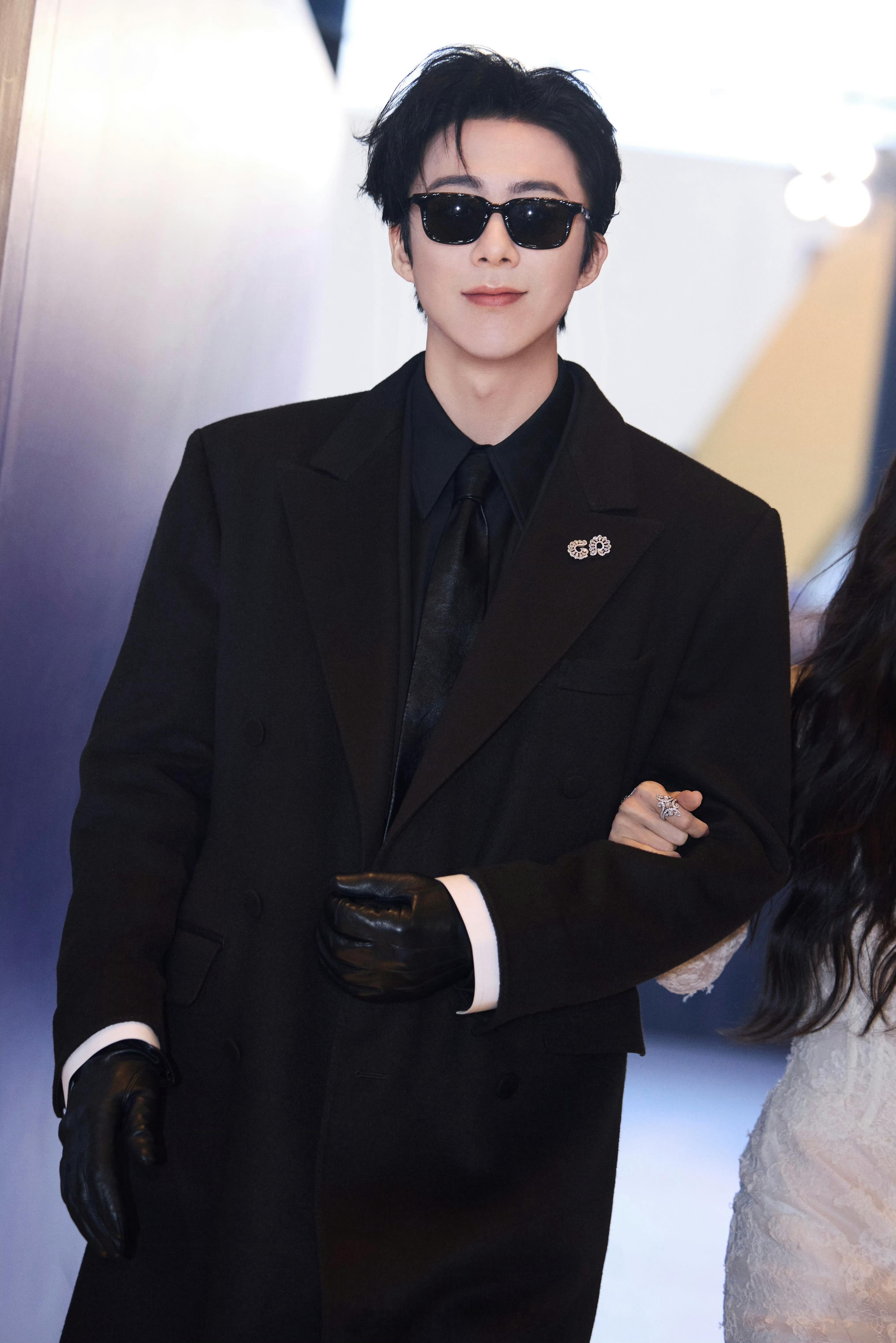 刘宇宁的2025巡演 🐾刘宇宁玫瑰丛生 🐾摩登兄弟 眉眼含温，笑意藏光，定格