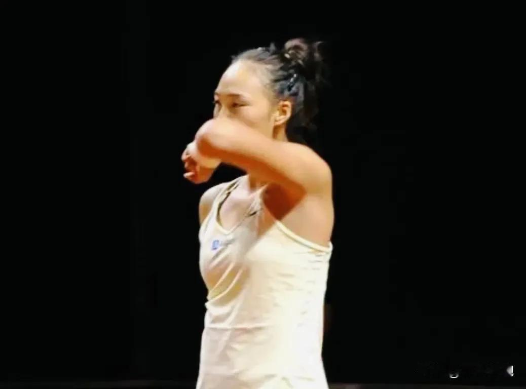 在白云山脚下跑了个10K，腰伤恢复周还是得悠着点儿，一个月没跑这条路，路边的绿化