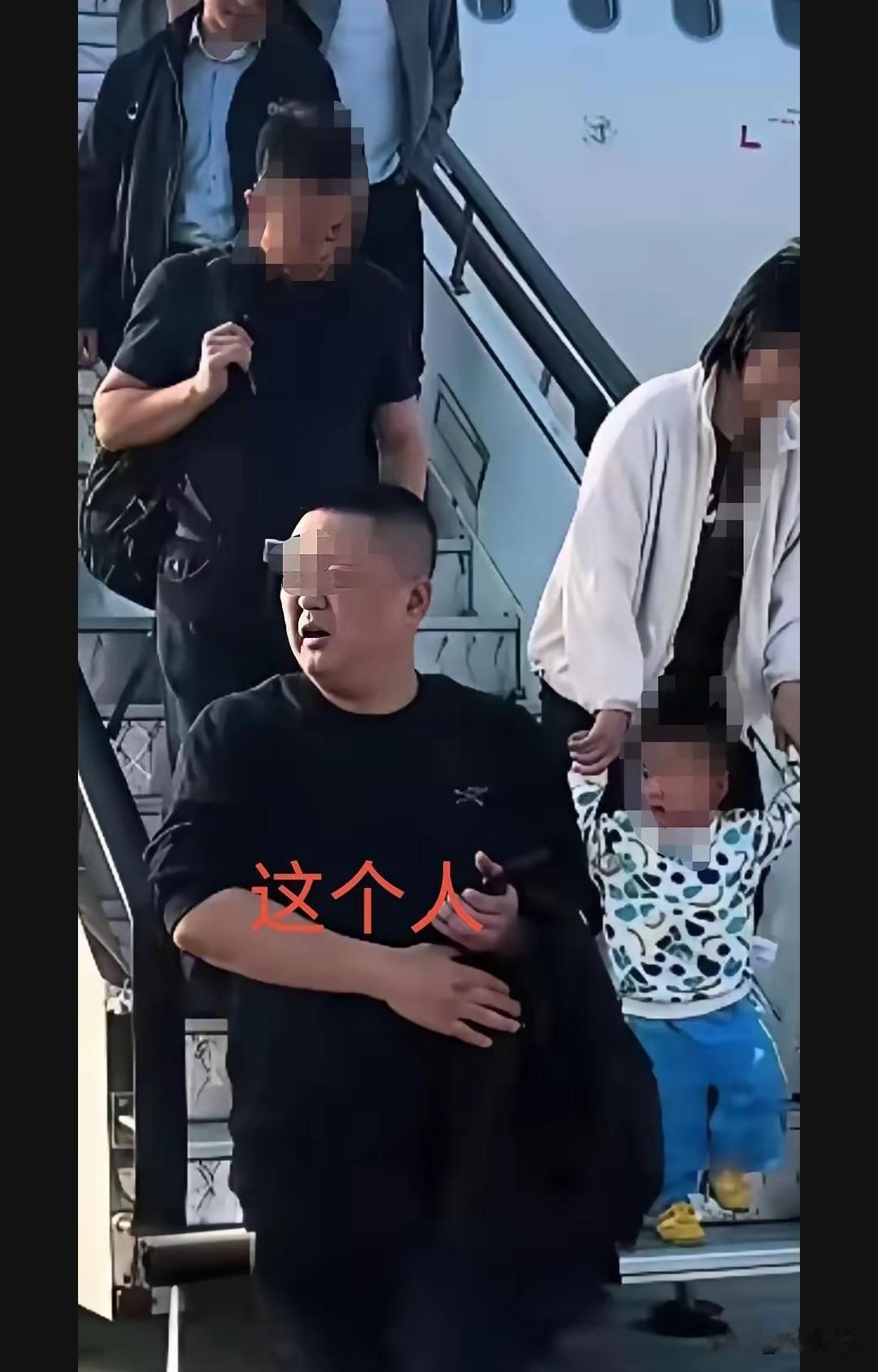 就是这个长着一脸横肉，体态偏胖，一看就不是什么善茬子，就是他在东航合肥飞大连的飞