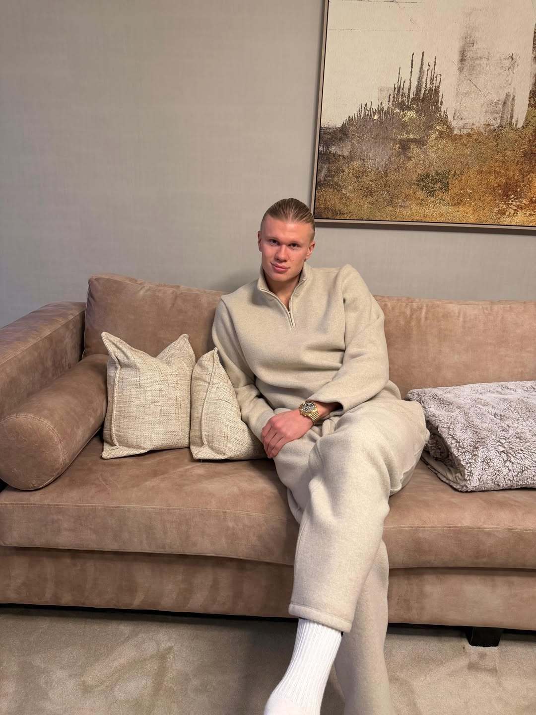 哈兰德ins英超联赛足球