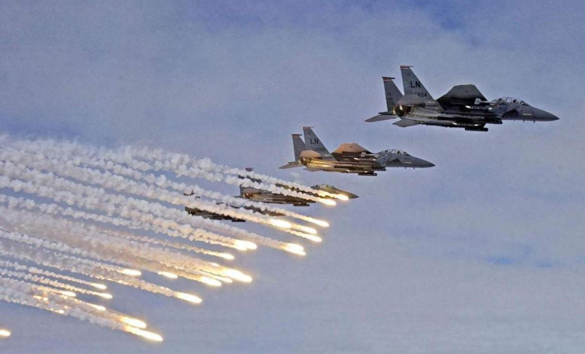 真是服了！一边是号称“全球最强”的核动力航母频频掉链子，厕所刚修好就着火，航行中