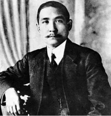 1925年，病重的孙中山对宋庆龄说：“我想睡在地板上”，宋庆龄听后说地板冷，谁知