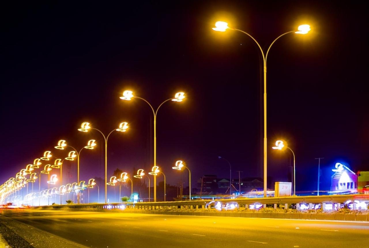 中国路灯每晚“免费”开，耗电数量巨大，是谁在承担高额电费呢？这么说吧，路灯每晚“