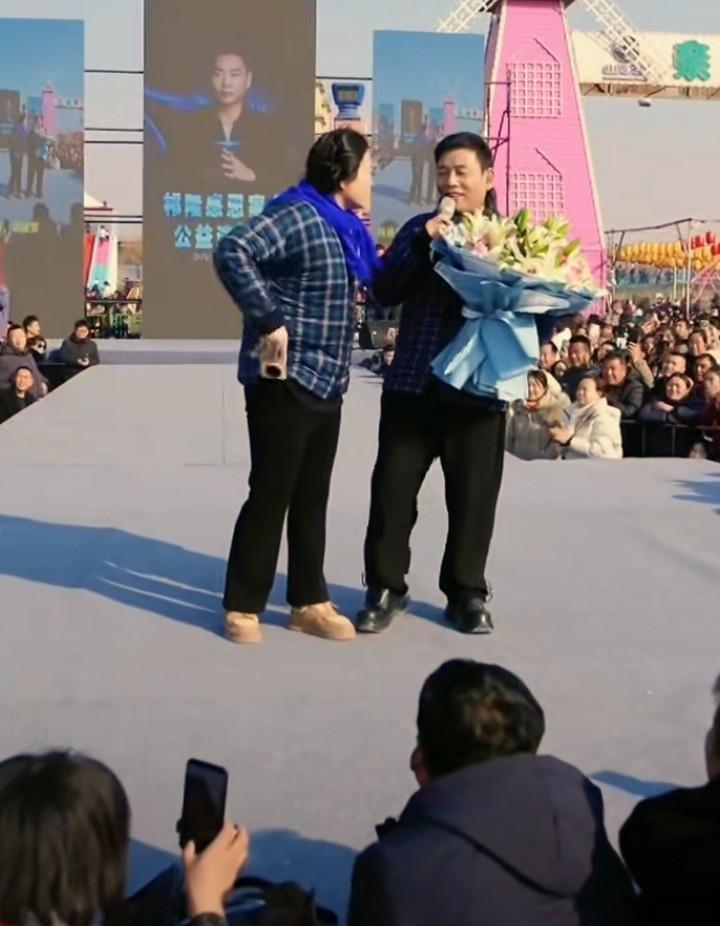 榜一大姐，挥金如土只为“亲如兄妹”的歌手，最终却在商业带货中成了冤大头。
这出“