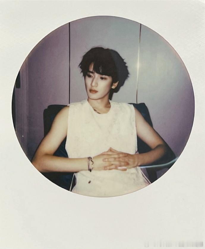 #严浩翔白色无袖T##严浩翔无袖BKing# 严浩翔穿着白色无袖T，散发出令人着