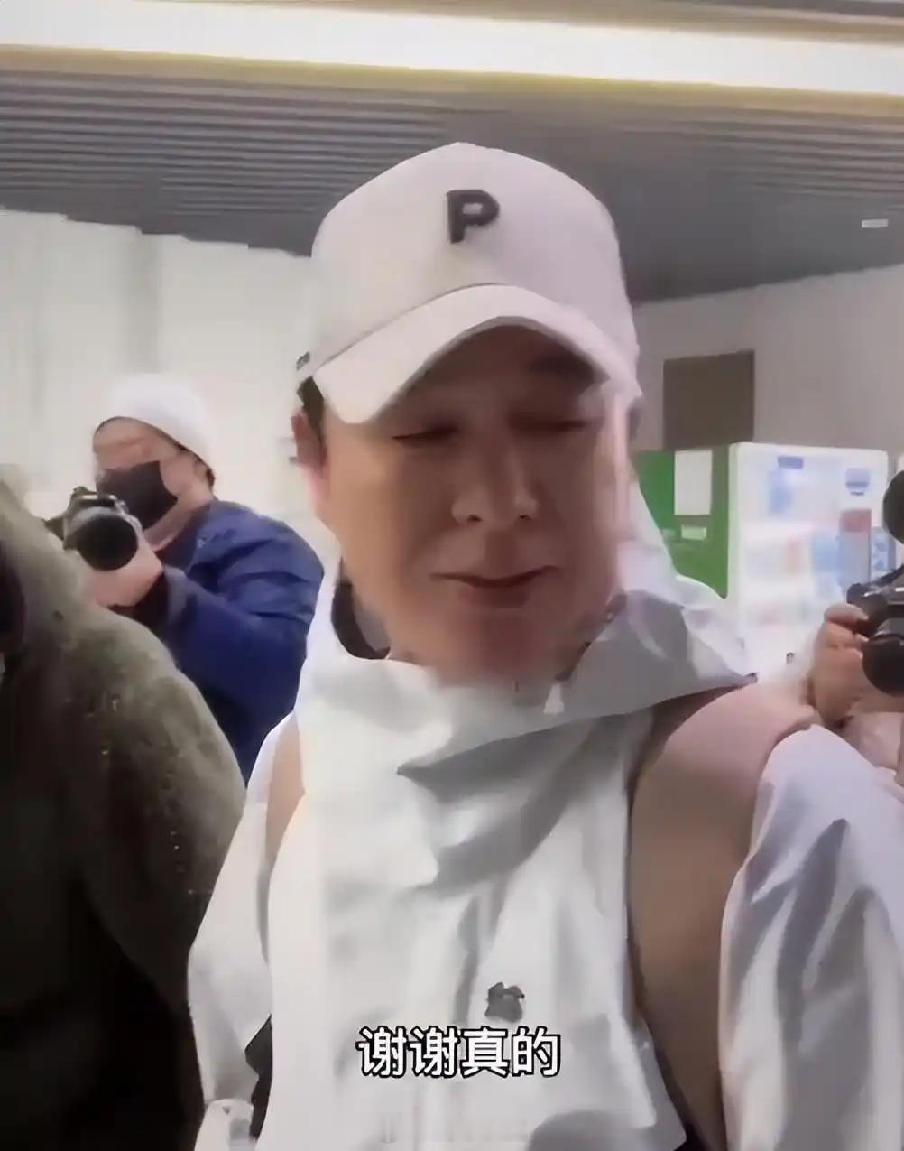 张颂文 这不神经病吗？张颂文可是一位温文尔雅的人，粉丝接机时，他总是一脸真诚，甚