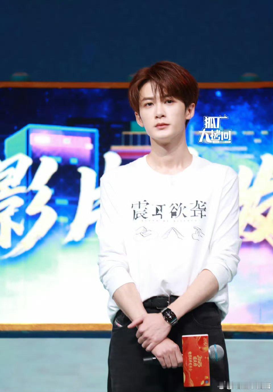 檀健次震耳欲聋线下宣传活动，白衬衫棕色发色好嫩[开学季] ​​​完全是男大 ​​
