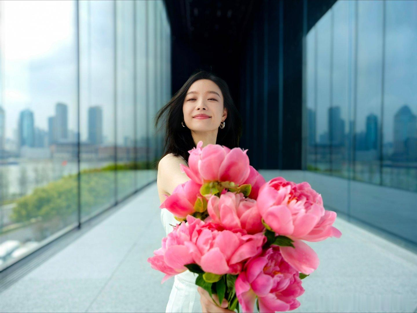 #520明星都出来营业了#  倪妮的美貌是真实存在的吗[哇]白裙直发，笑容满分，