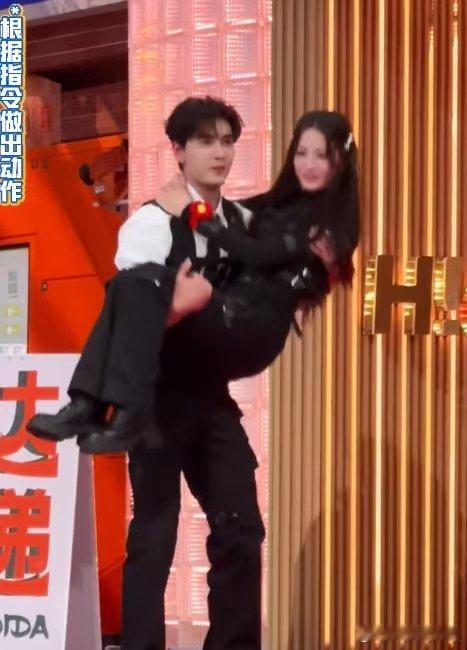 热巴小鸟依人演鸟迪丽热巴小鸟依人你好星期六 热巴“小鸟依人演鸟”超灵动，公主抱陈