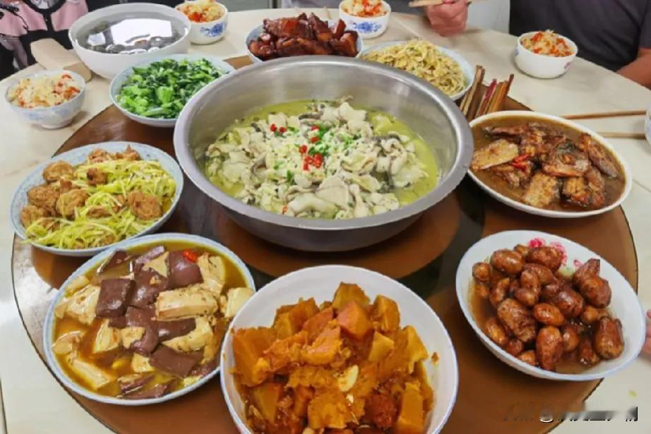 我爸手术前后，一直是我二姐守着，出院那天，我们回去吃饭时，二姐还在厨房，我妈就悄