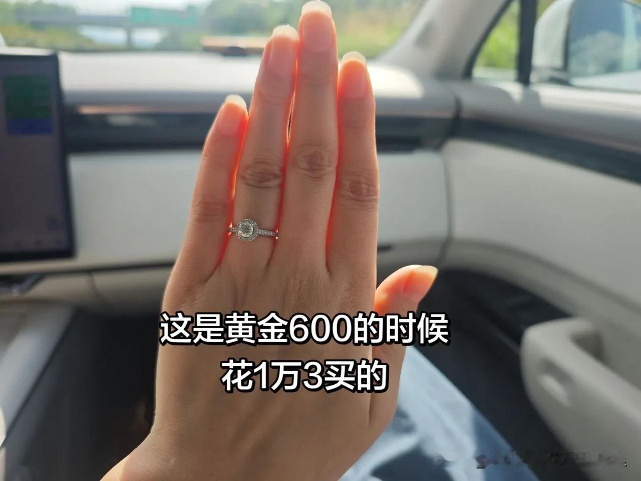 买戒指这事，不同人有不同选择。我身边有对情侣，恋爱一周年时，男生花一个月工资买了