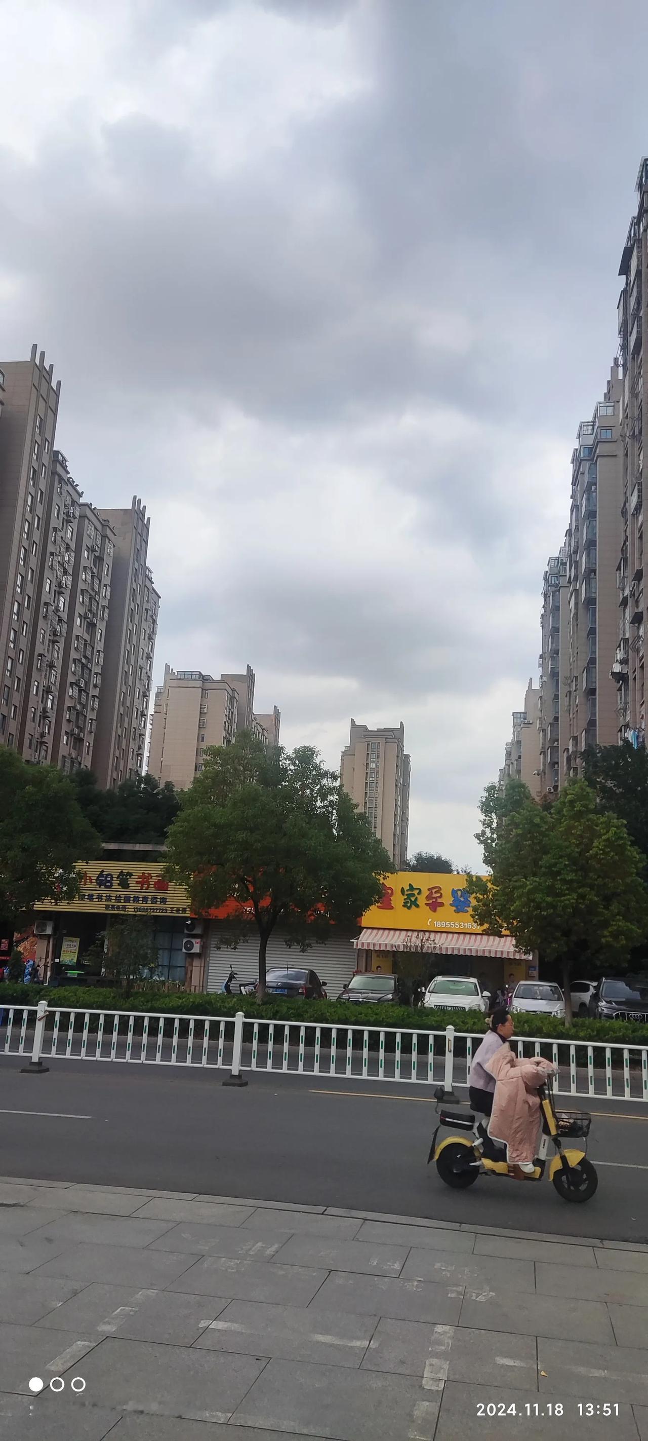 天终于冷了。。。
身冷思意寒，心热灵境暖。。。
关于冬天

一夜冷风雨，雨停风未