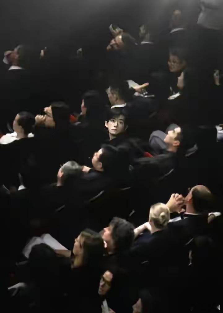 估计易烊千玺身边出坏人了，领着他往歧途上走。冒着大量掉粉的危险，在自毁形象式表演