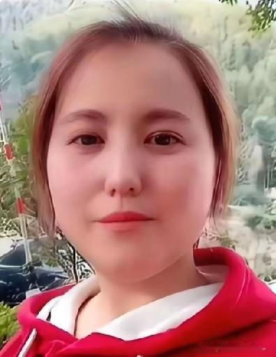 小乡村的故事！佩佩 她遇害了，今年才六岁。这个 消息走遍全国的大街小巷，就连家长