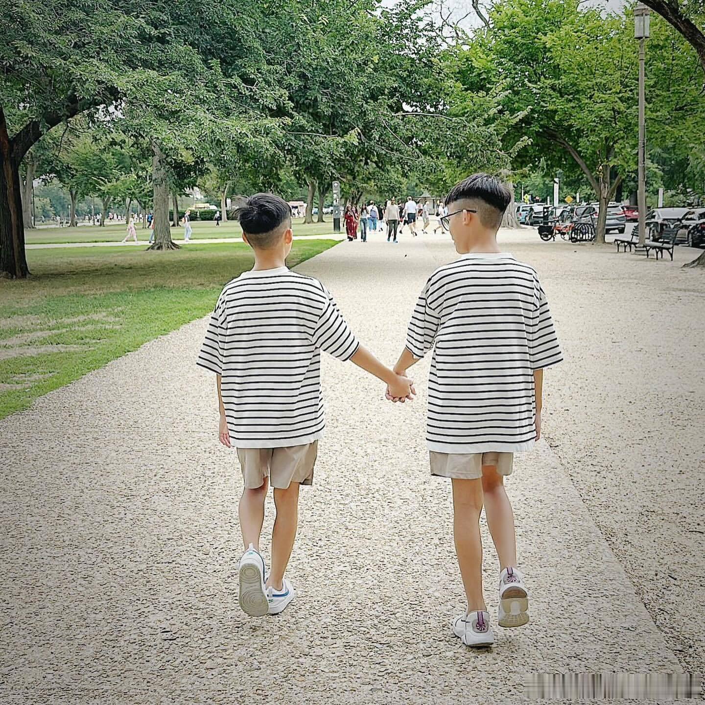 #范玮琪晒一家四口度假照# 范玮琪晒一家四口度假照，俩儿子长高了！ ​​​