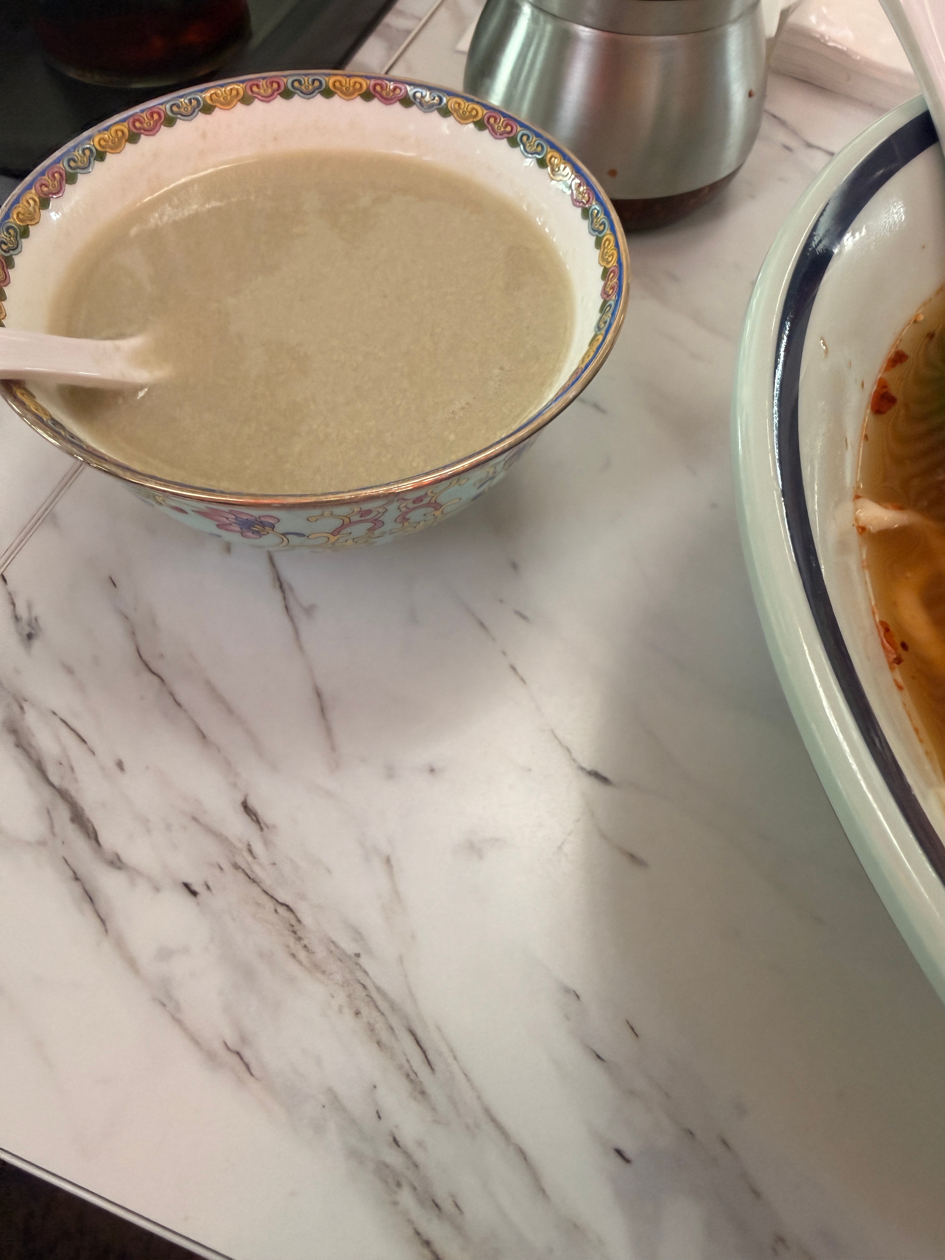 好奇点了一碗豆汁，闻着想吐……感觉比楼下垃圾桶都要臭。不是，这玩意到底谁爱喝啊？