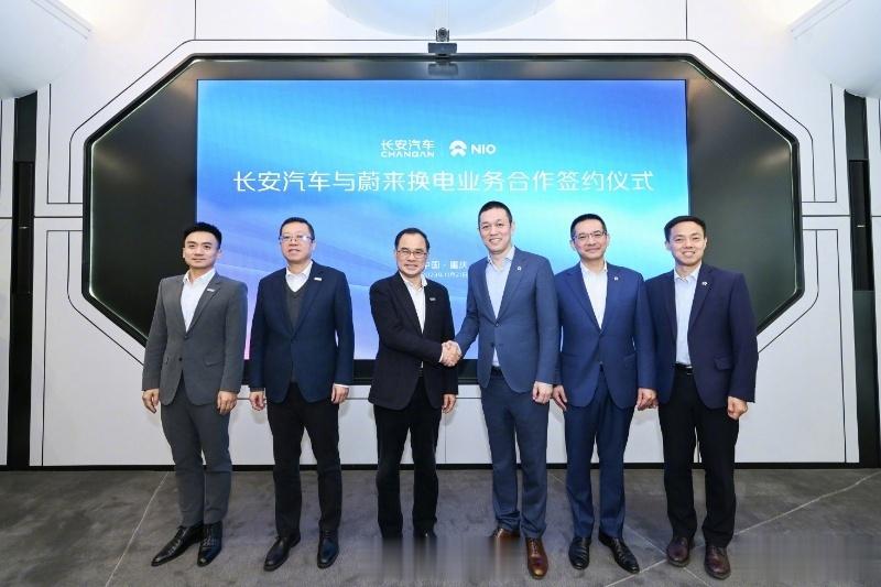 这不就来了吗 消息：长安汽车与蔚来在重庆签署换电业务合作协议，双方将在推动换电电