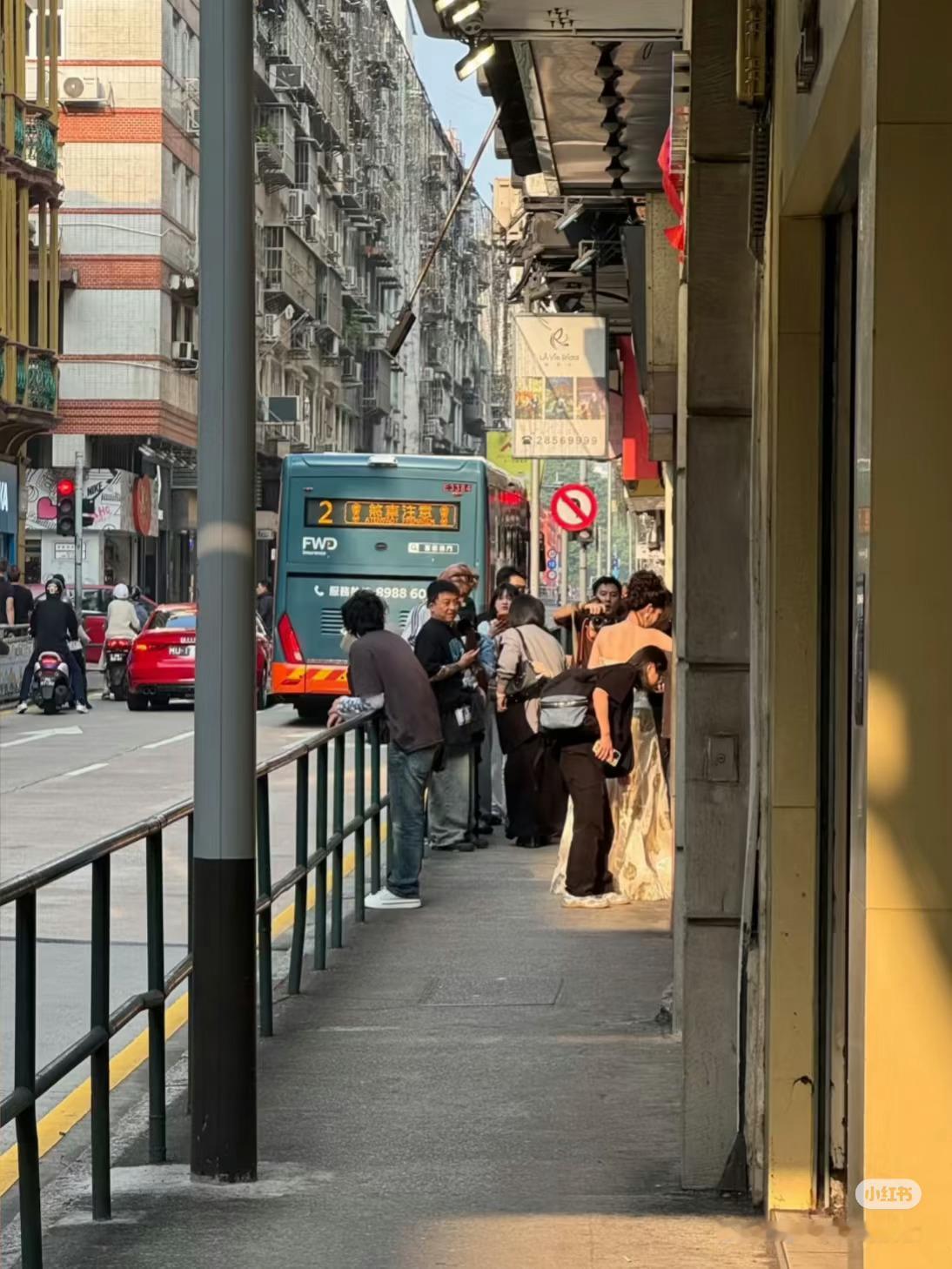 网友澳门偶遇白鹿拍摄🎬，这是在拍尖叫之夜的出发图吧，期待美美的菠萝🍍 