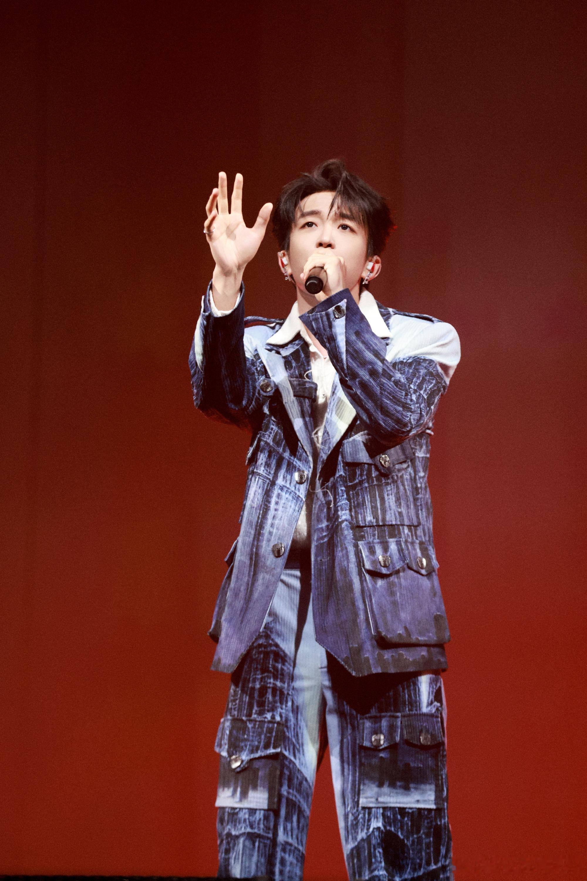 #黄子弘凡 扎男# 笑死，黄子的造型从未让我失望[允悲] ​​​