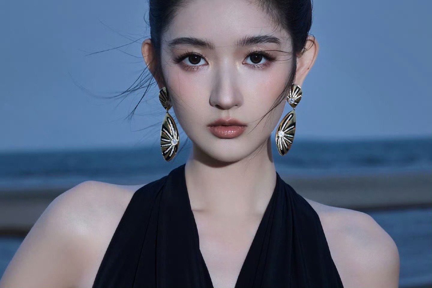 王玉雯风格反差感绝了星光大赏出图 反差暴击！昨天是温柔公主，今天秒变极简干练厉害