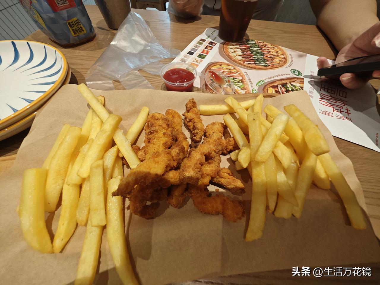 武昌歌笛湖必胜客
两人消费60元，点了1份薯条配炸鸡（图1）、2份汉堡和1份韩式