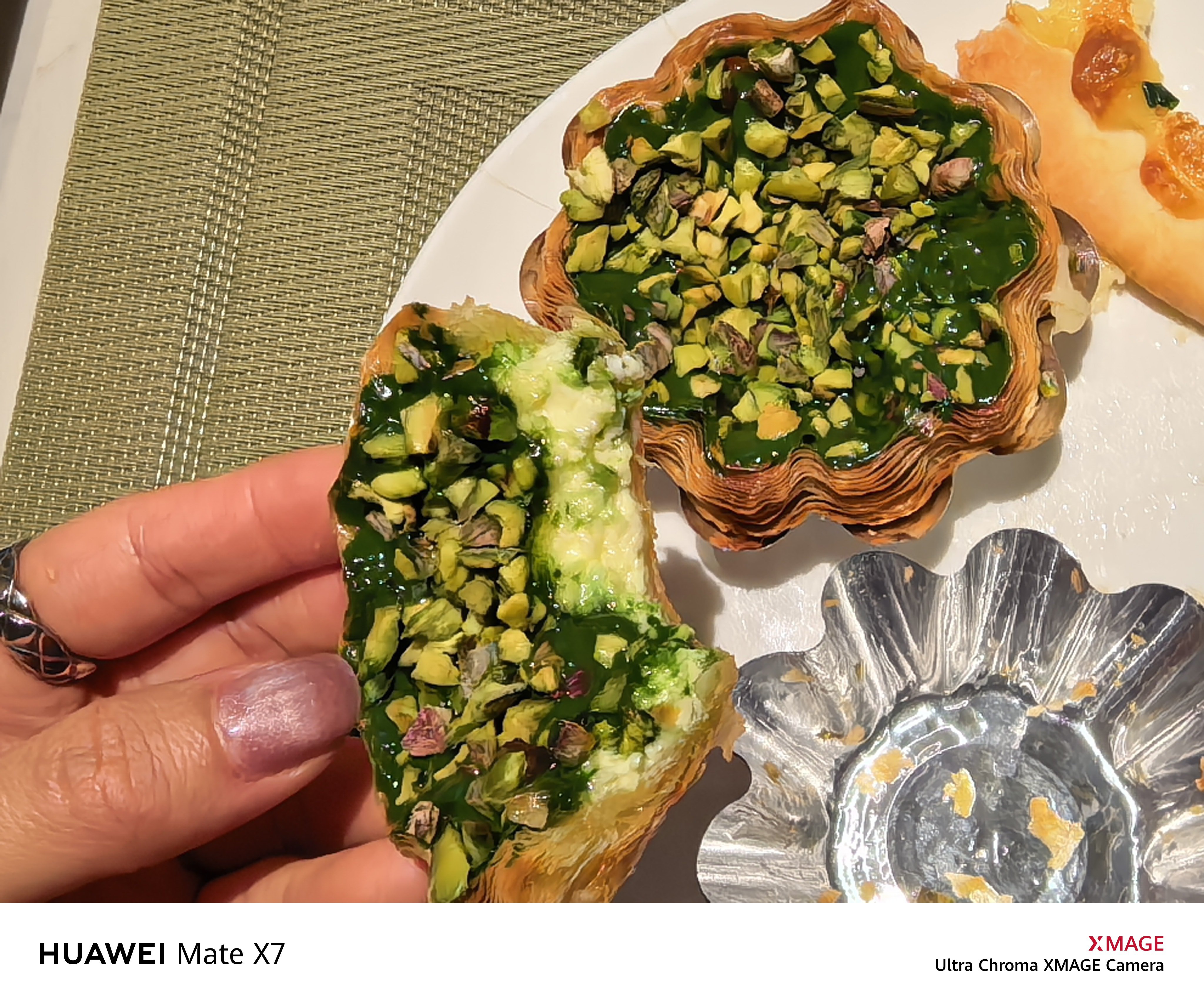 怎么会有这么好吃的热量炸弹！蛋挞上布满了开心果酱和开心果！一边罪恶一边吃，晚上游