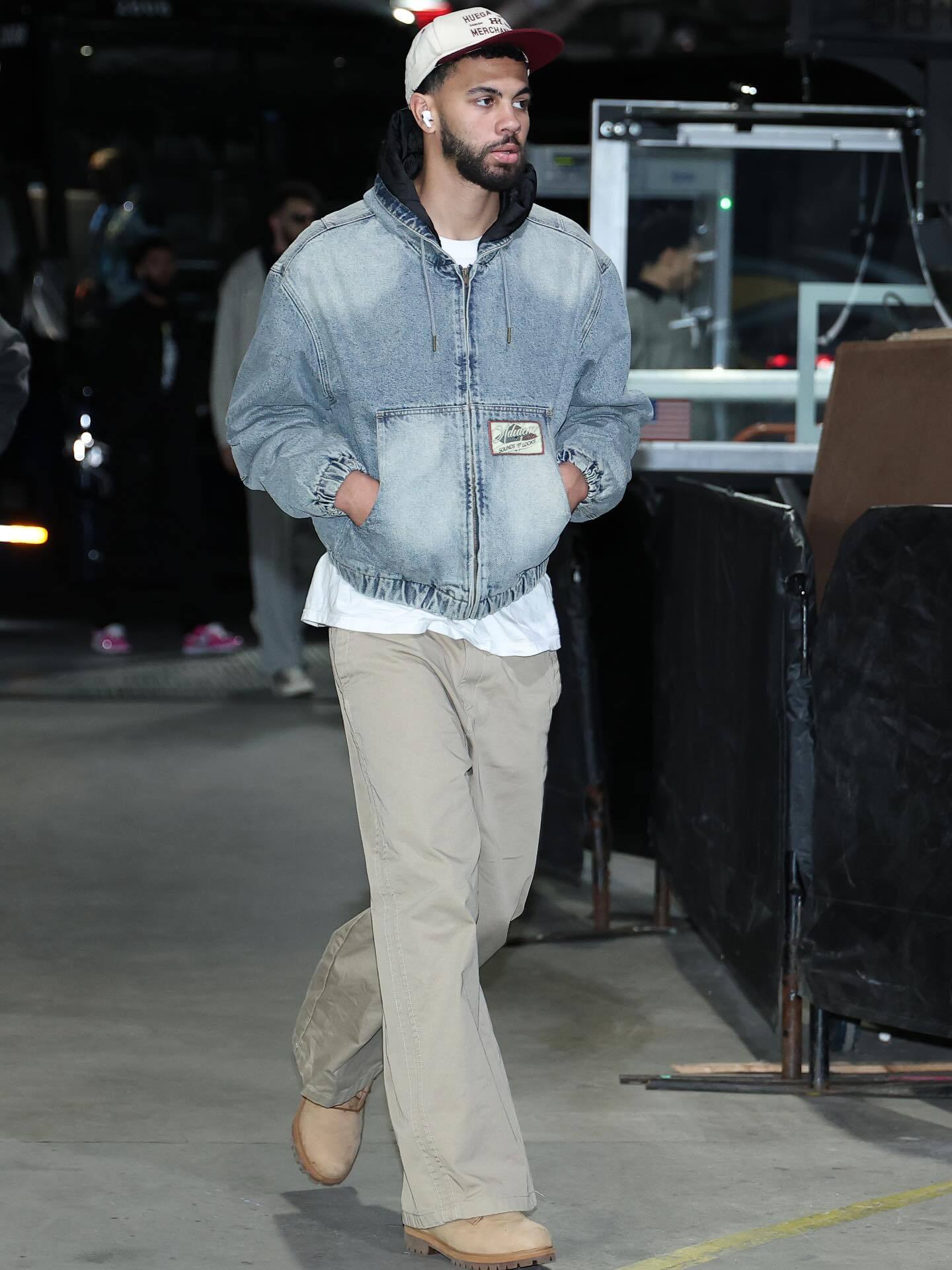 米切尔晒近照，依旧没有文案。雷霆战胜爵士雷霆vs湖人雷霆