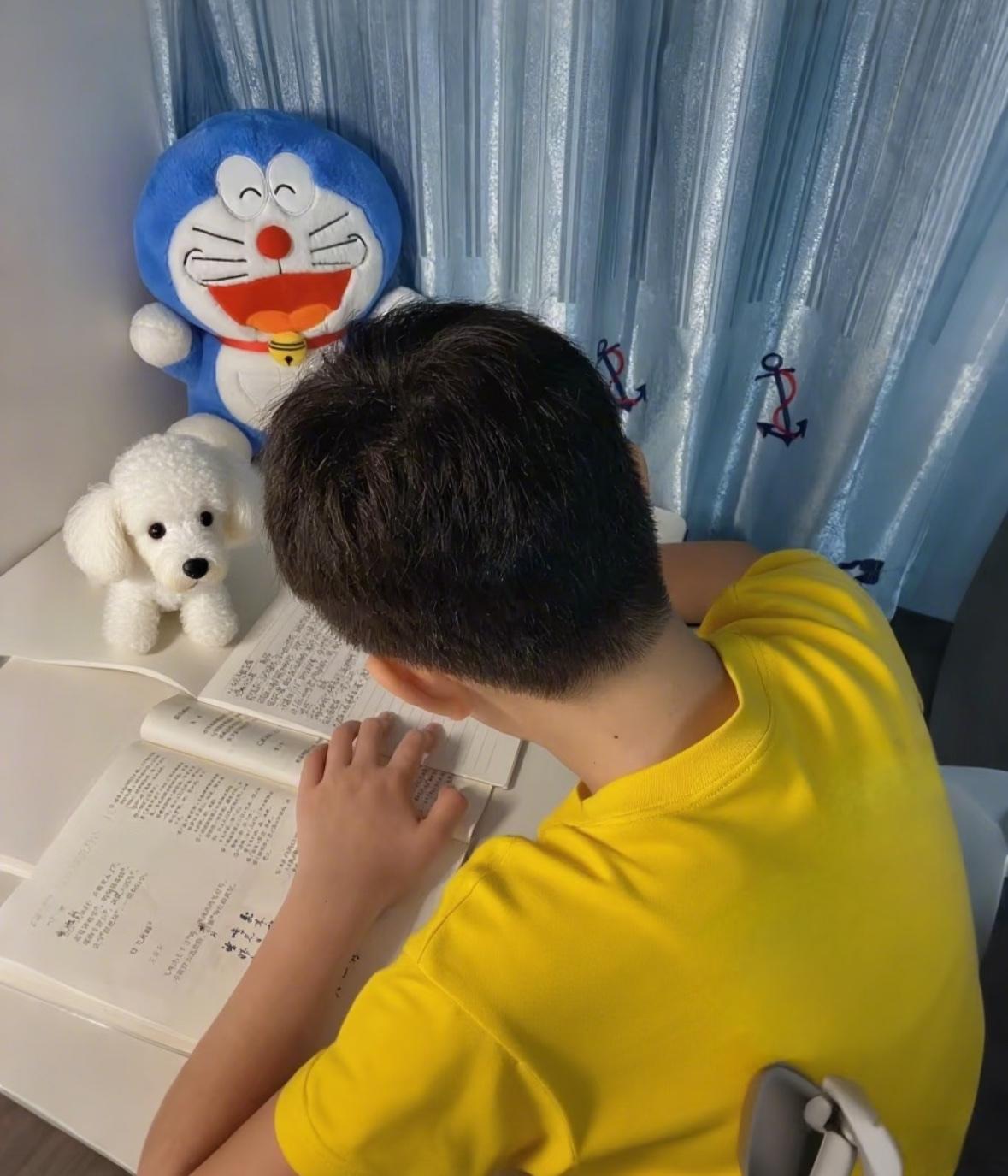 有的孩子性格本来就比较敏感、体贴，会更容易懂事；但更多还是跟家庭环境有关。

如