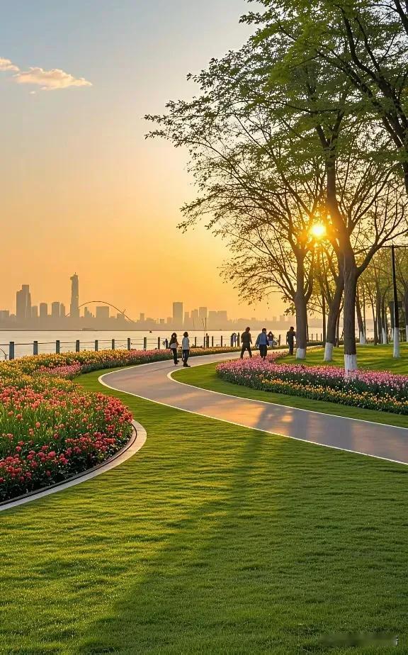 奉劝退休老人，
只要每月退休金有1500以上，
能躺平就彻底躺平，
抠抠搜搜过日