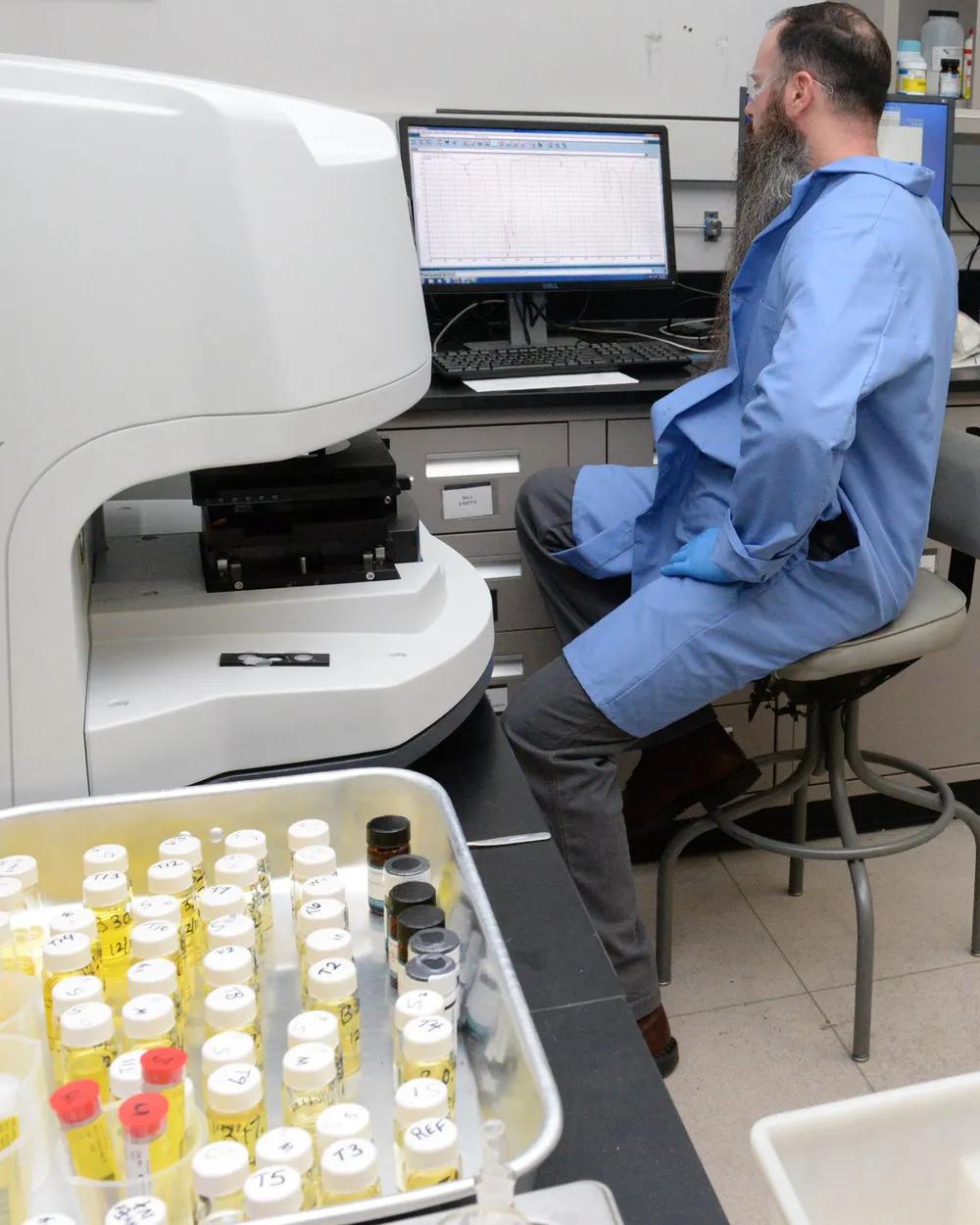 自从二架舰载机在航空母舰上被误传因为油品质量出现严重问题而坠海之后，美军开始严格