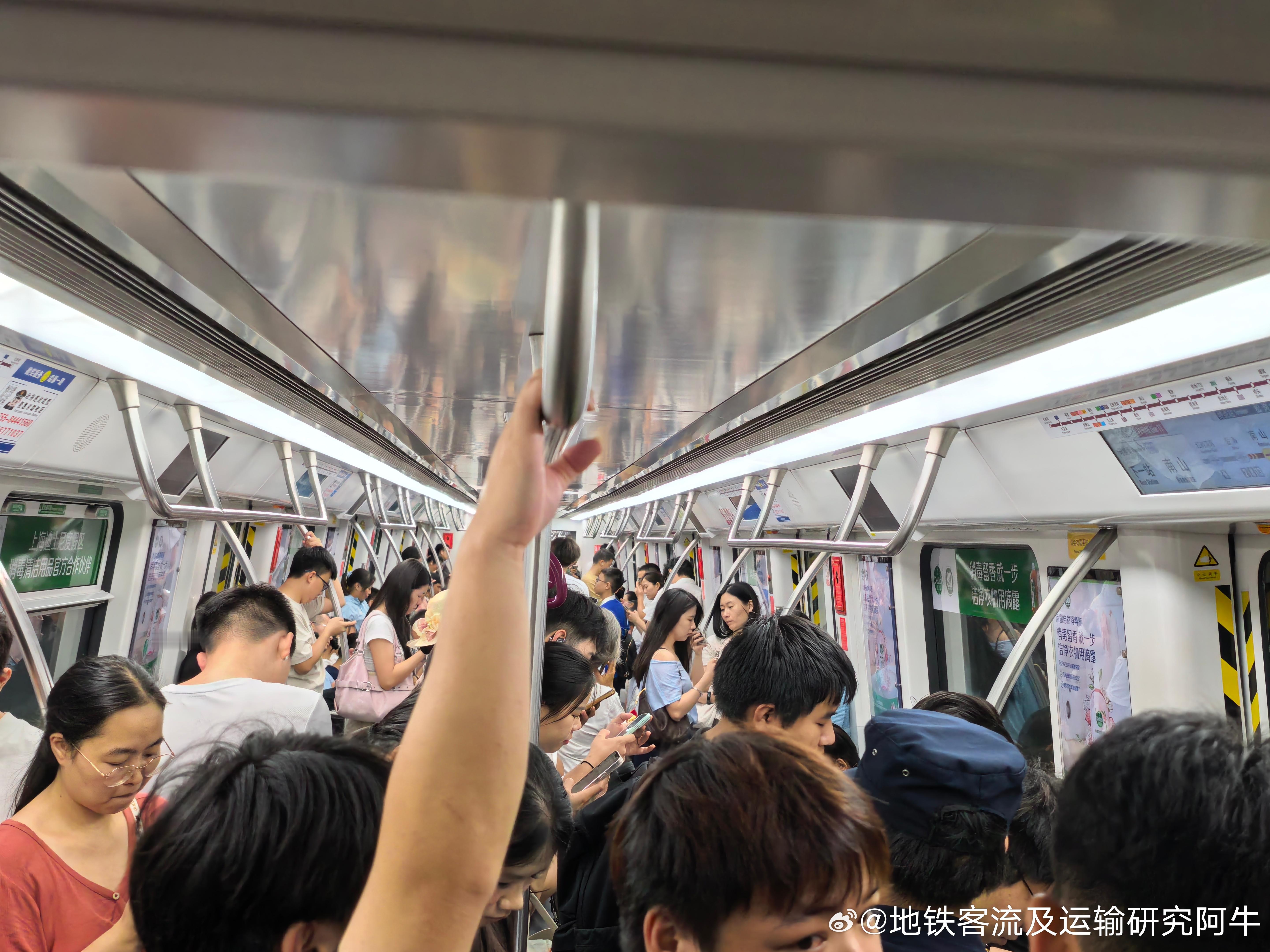 深圳地铁 网友：2026-08-13（周四）22：33，深圳地铁11号线西行，后