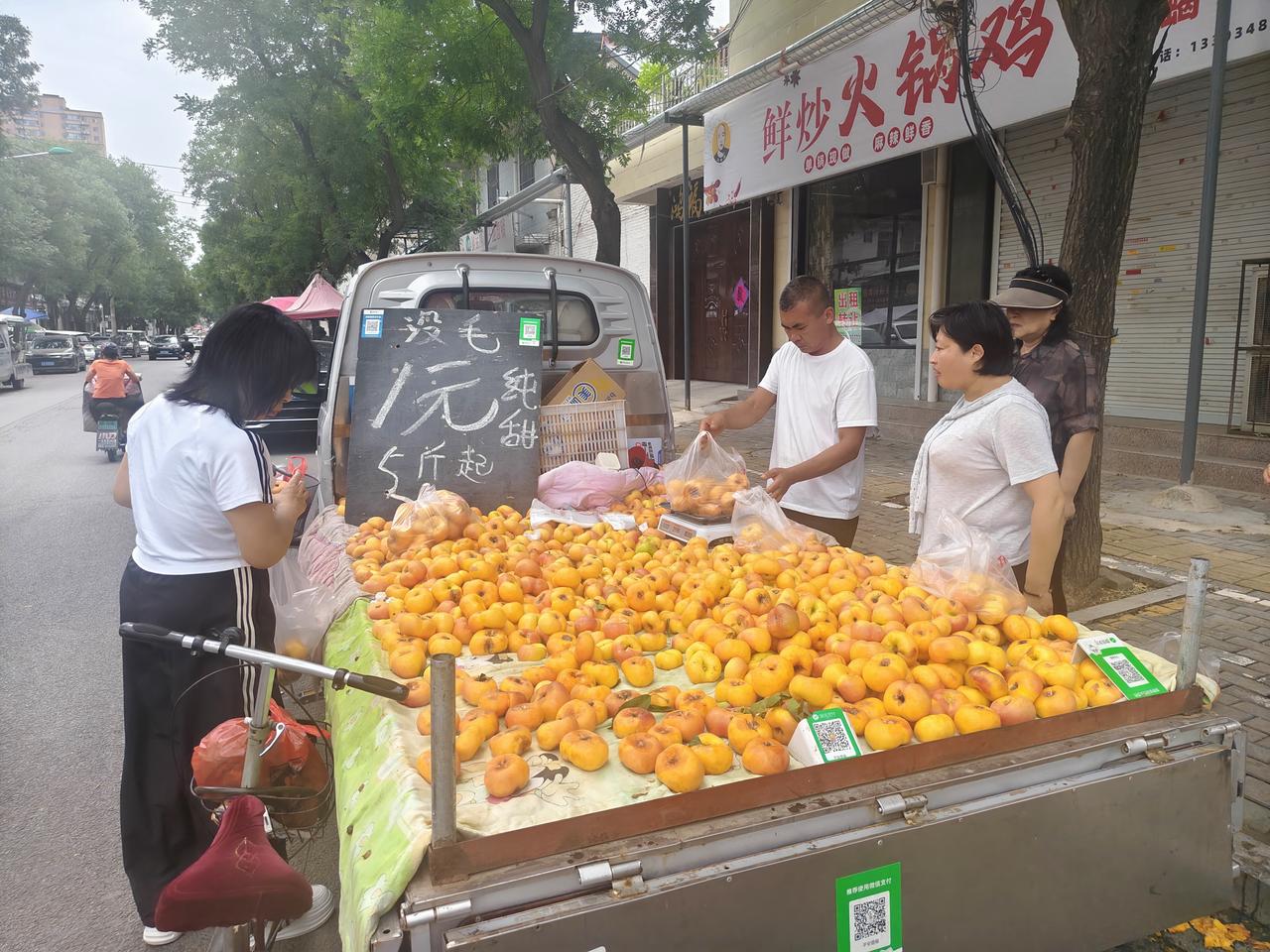 瞧瞧，在运城盐湖西街，我发现一位师傅在卖油蟠桃，一元一斤，摊上竟然还有蜜蜂在采蜜