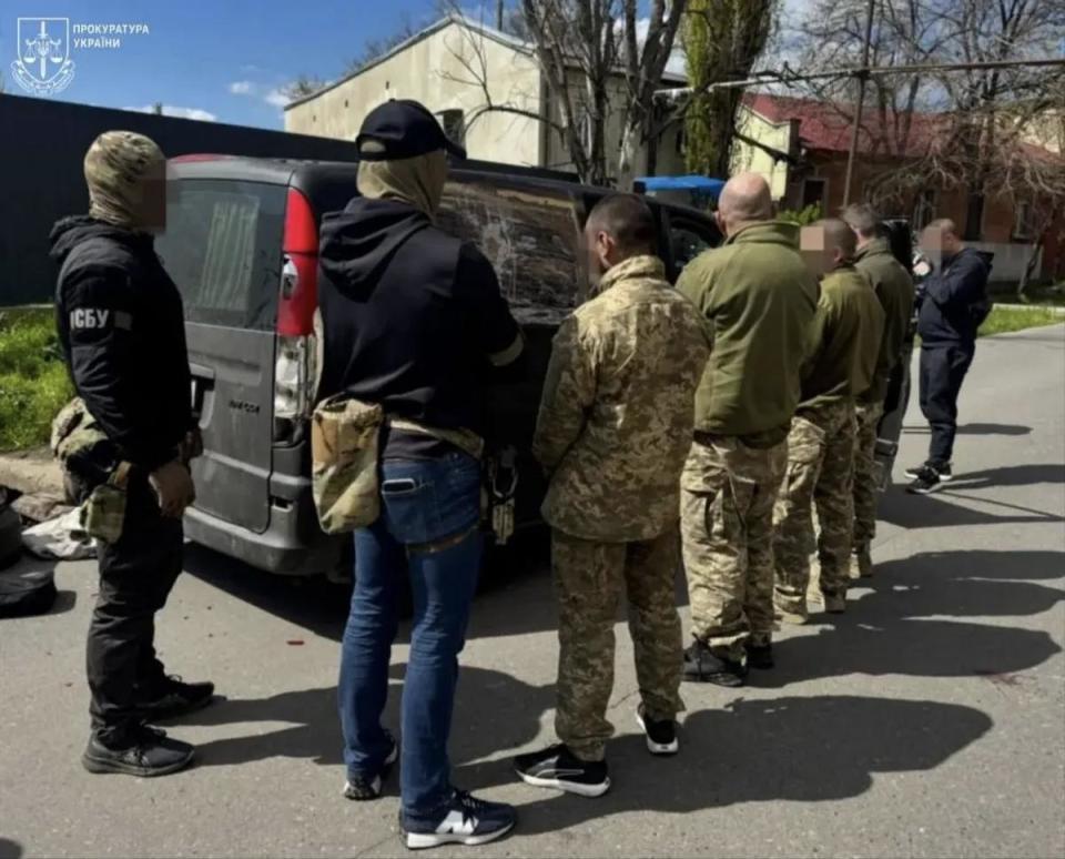 乌安全局KORD特种部队街头抓捕腐败征兵办人员，当场交火；团伙明码标价3-5 万